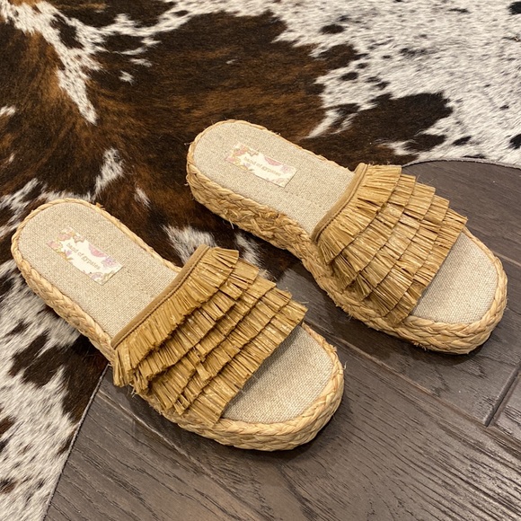 Band of Gypsies Hula Natural Raffia Fringe Slide Platform Sandals 8 - Picture 1 of 5